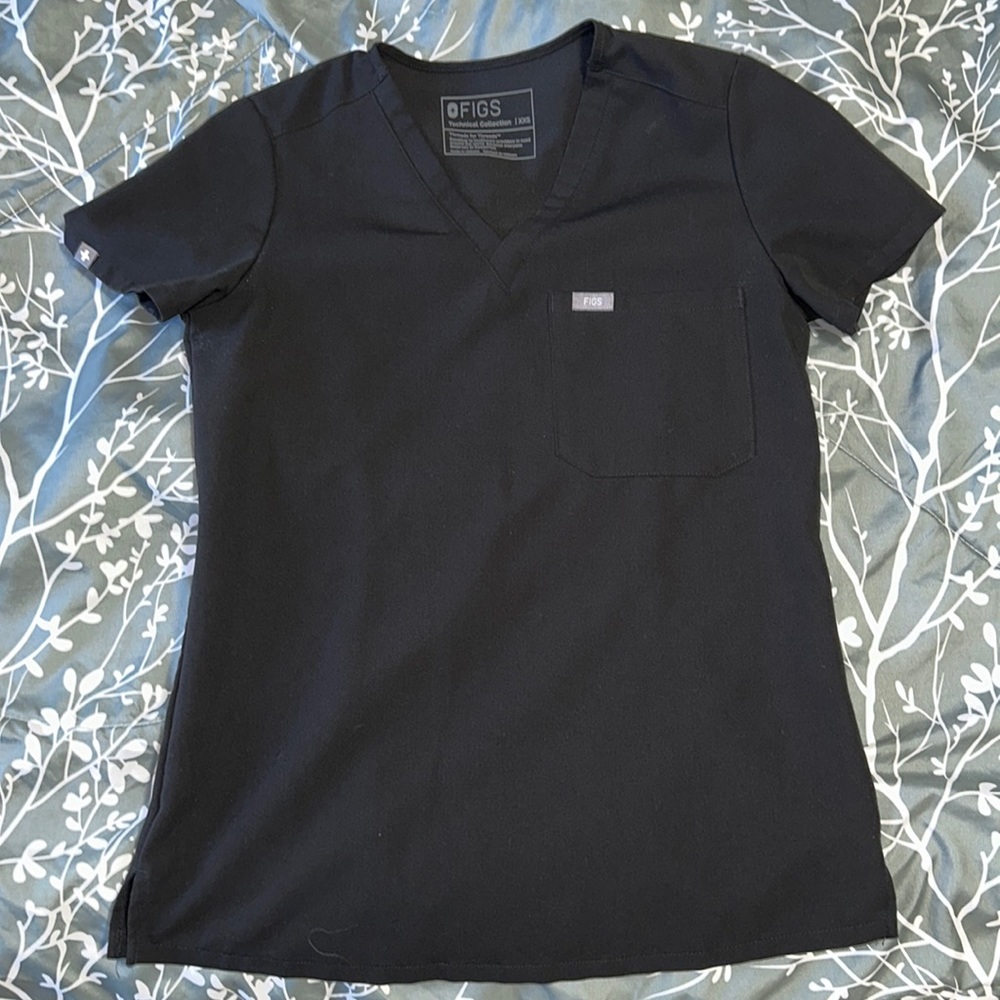 Figs Black Women's Top one pocket